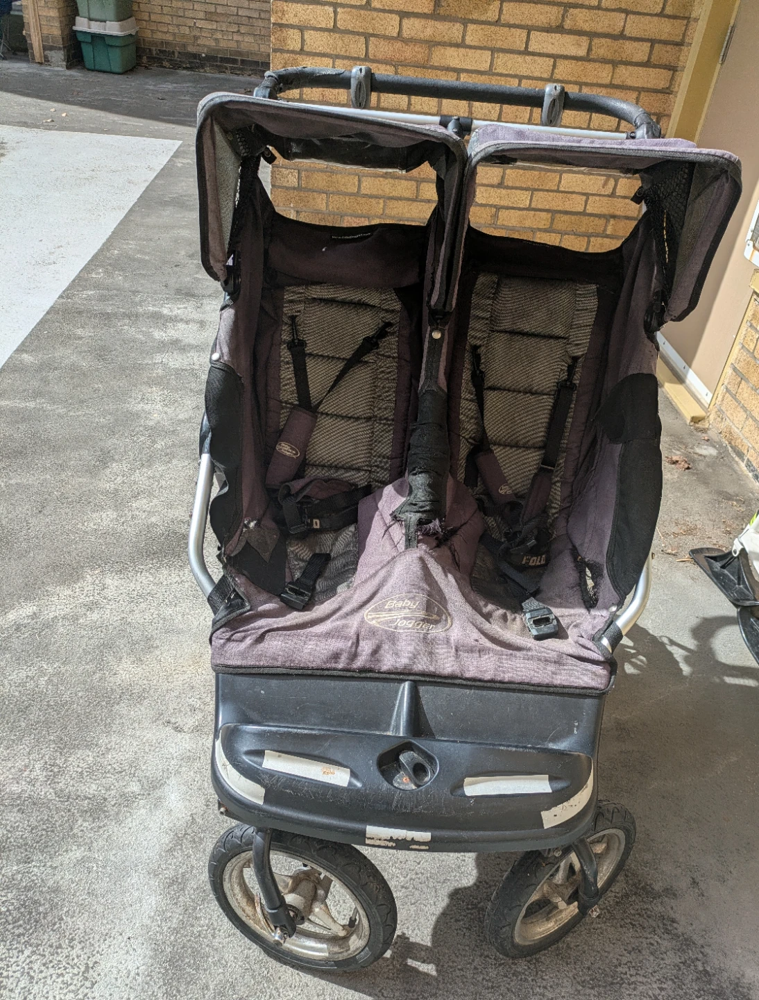 Double jogging stroller - photo 2
