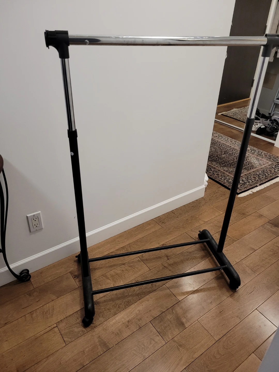 EXPANDABLE BAR GARMENT RACK ON WHEELS