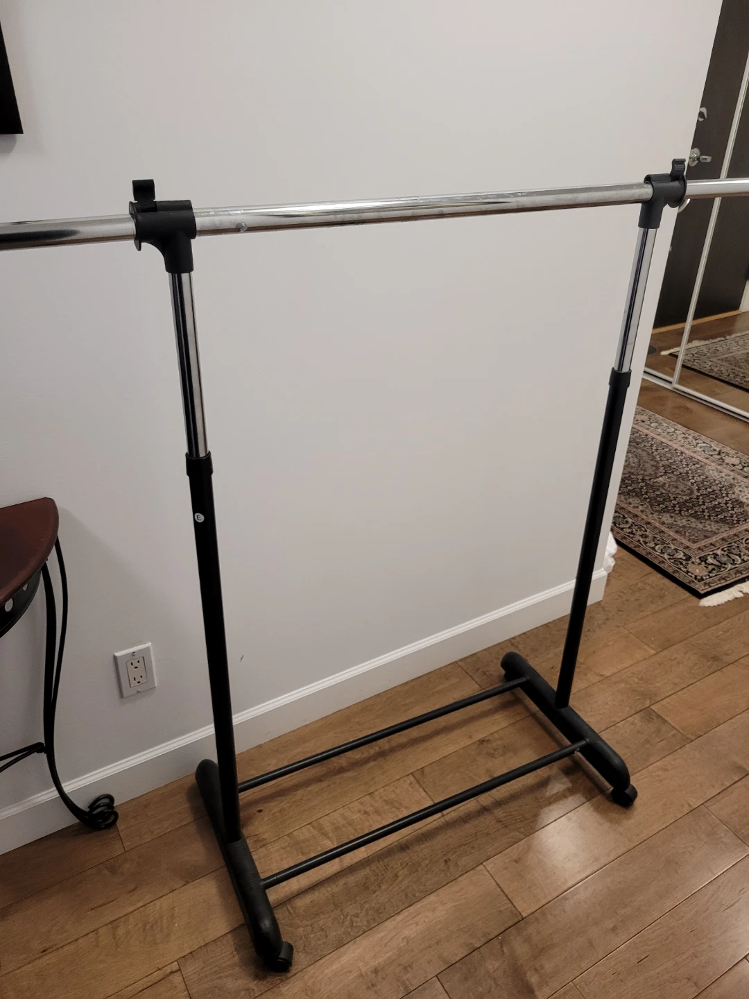 EXPANDABLE BAR GARMENT RACK ON WHEELS - photo 3