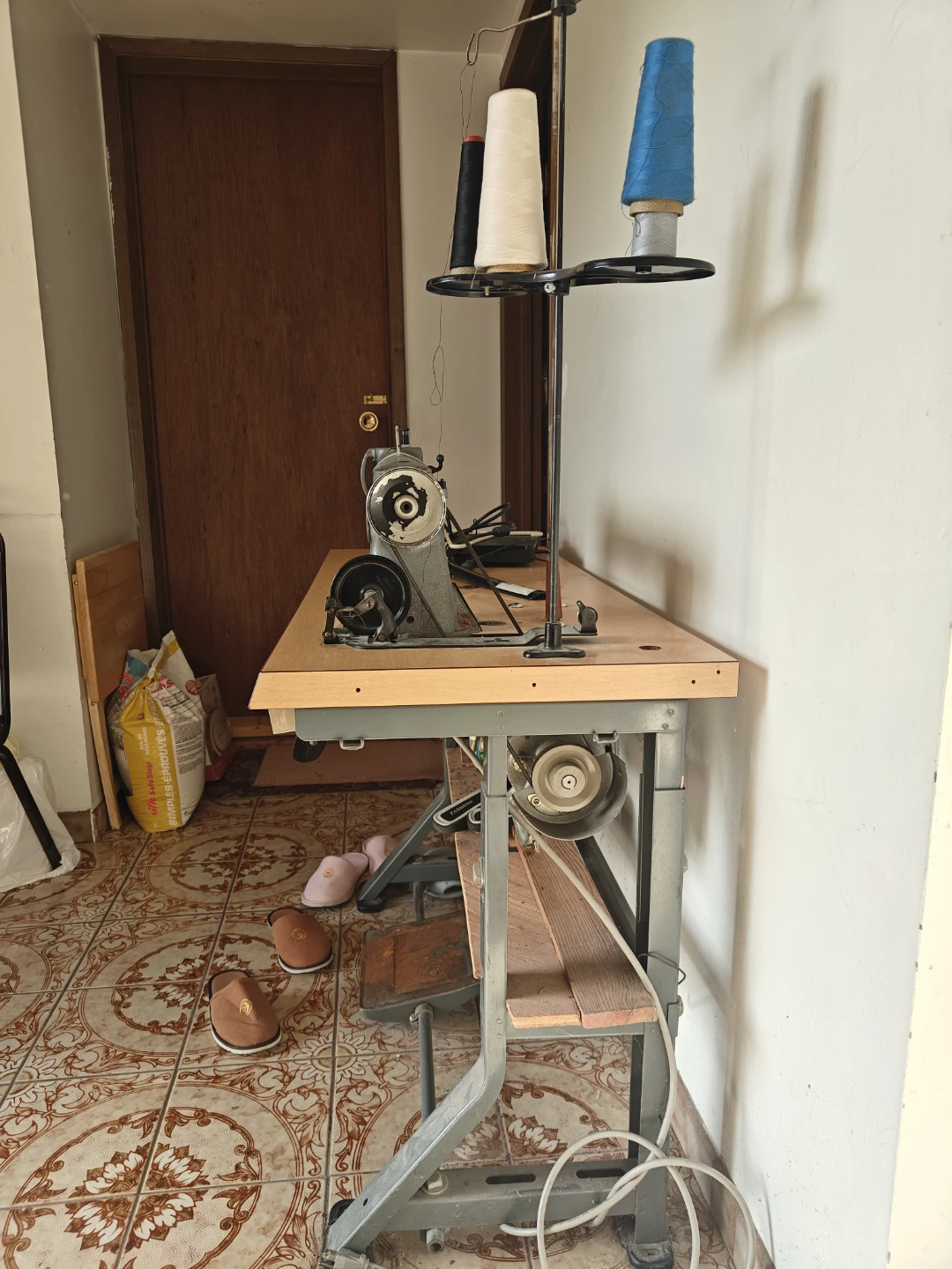Singer Sewing Machine with Table - photo 2