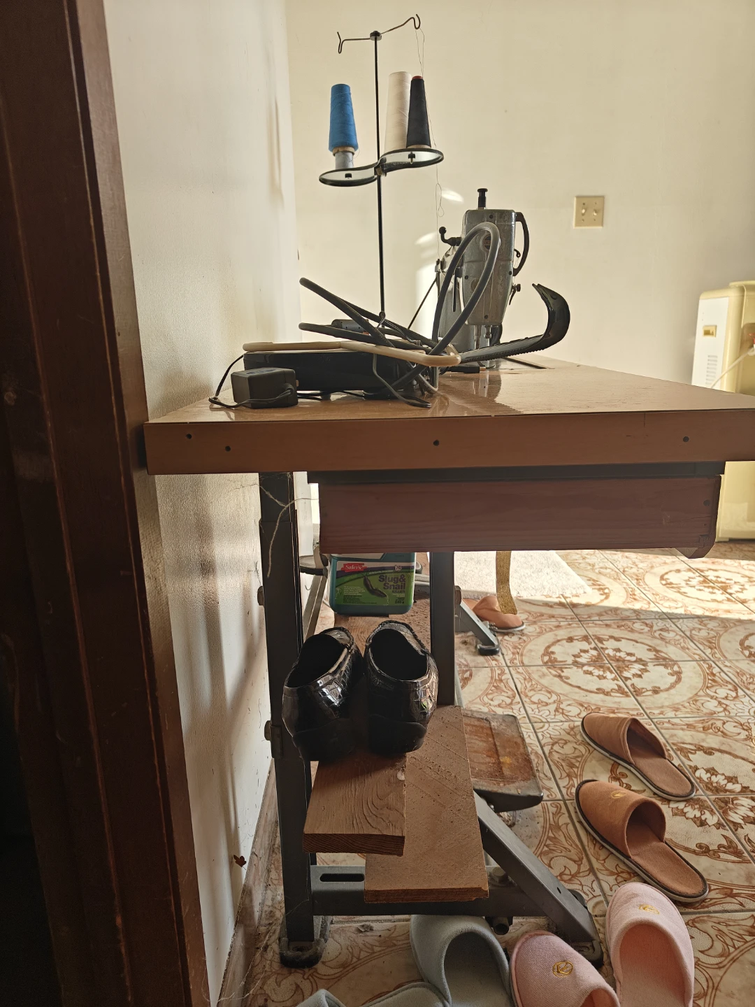 Singer Sewing Machine with Table - photo 3