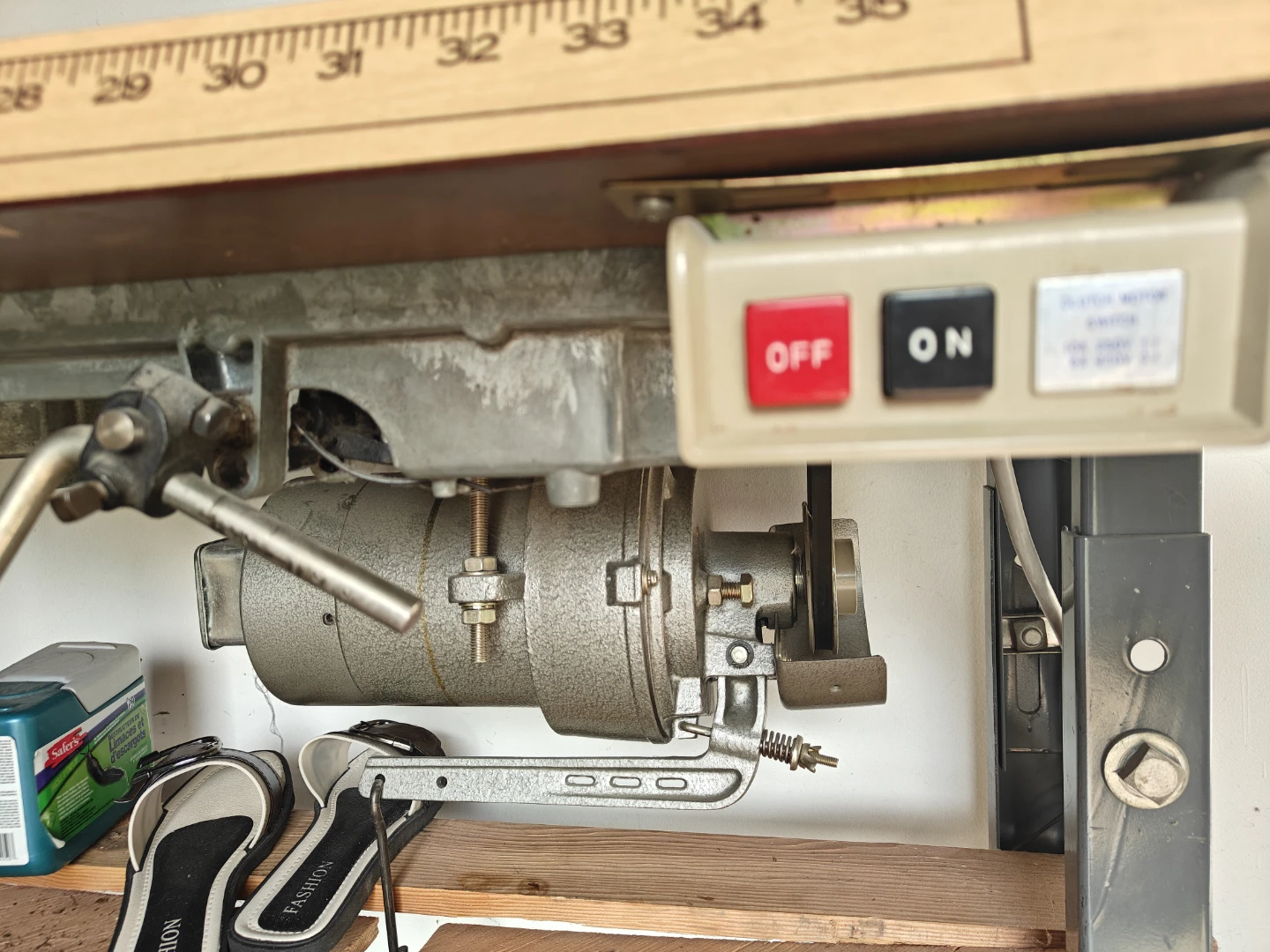 Singer Sewing Machine with Table - photo 4