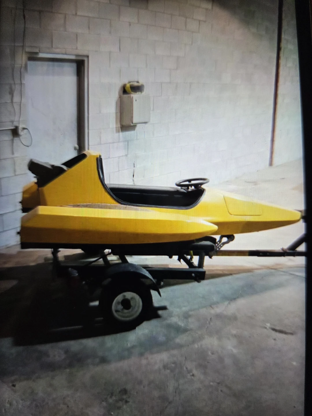 Yellow hydrorunner with  trailer