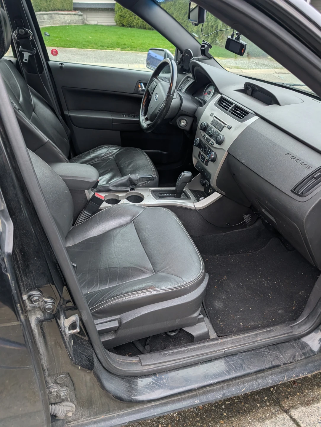 2010 Ford Focus Sedan - Black - photo 4