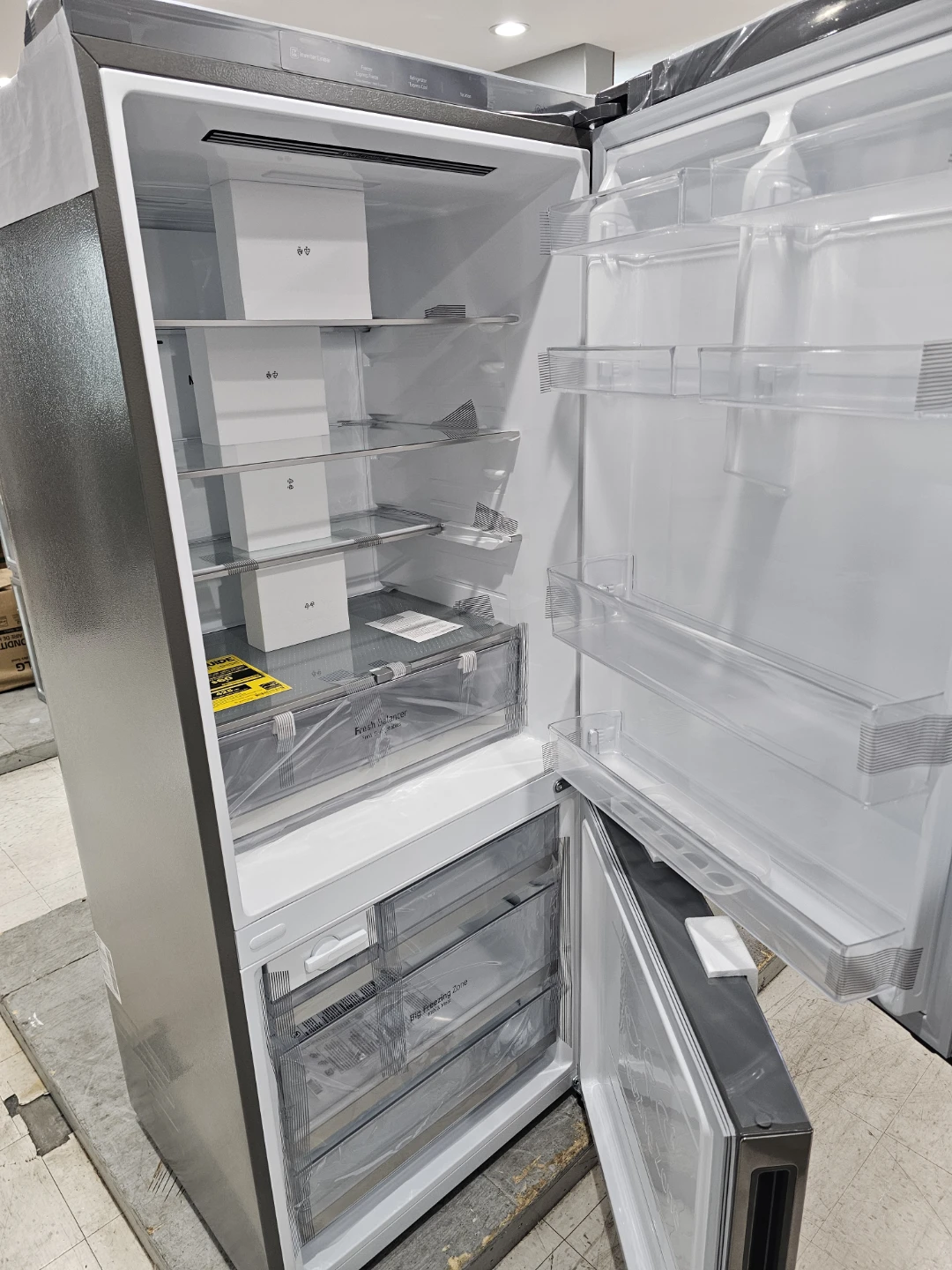 New LG 28in Stainless steel bottom freezer refrigerator - photo 2
