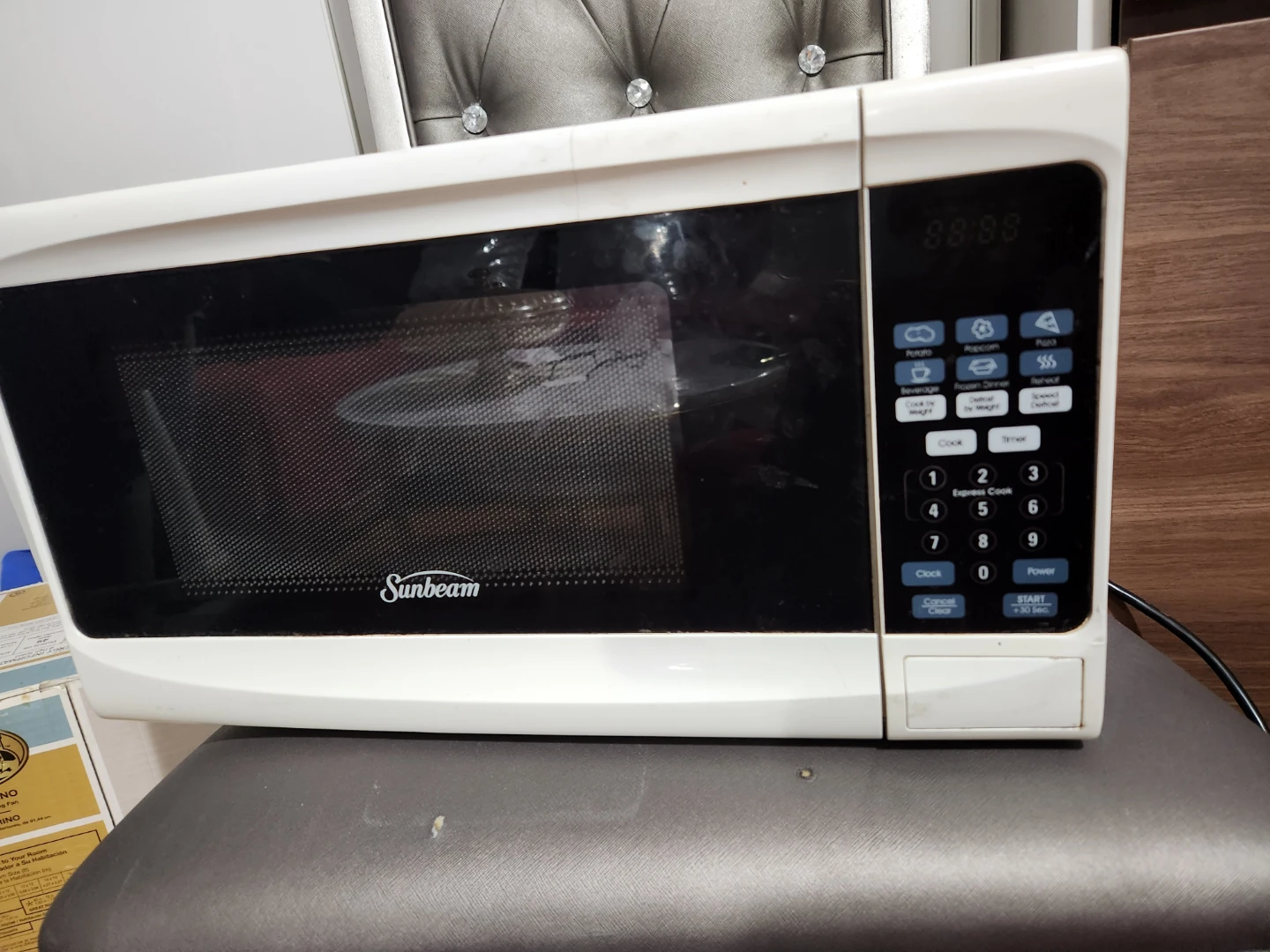 Sunbeam White Microwave Oven