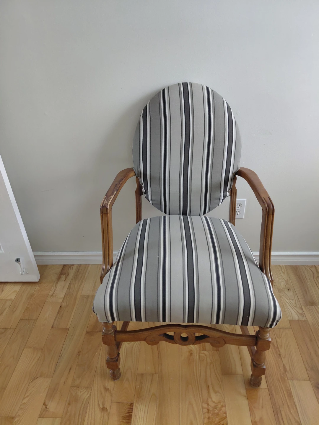 Armchair with Striped Upholstery - photo 3