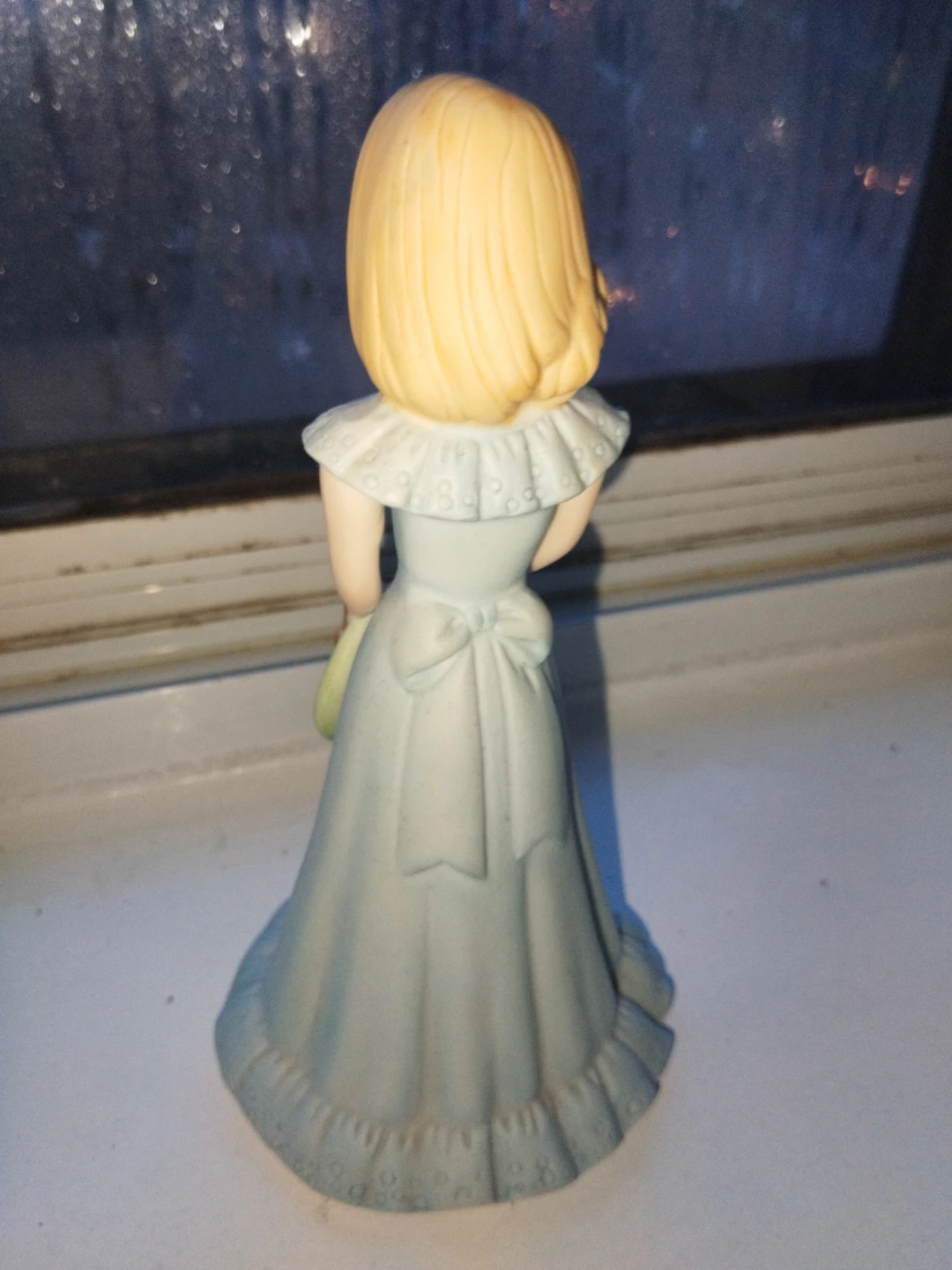 Figurine of a girl holding a '14' sign - photo 3