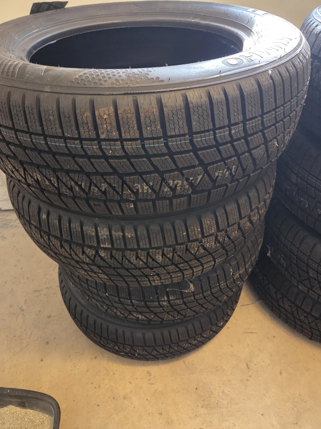 Kumho Wintercraft WS71 XL Winter Tires - 235/60R18 - photo 2