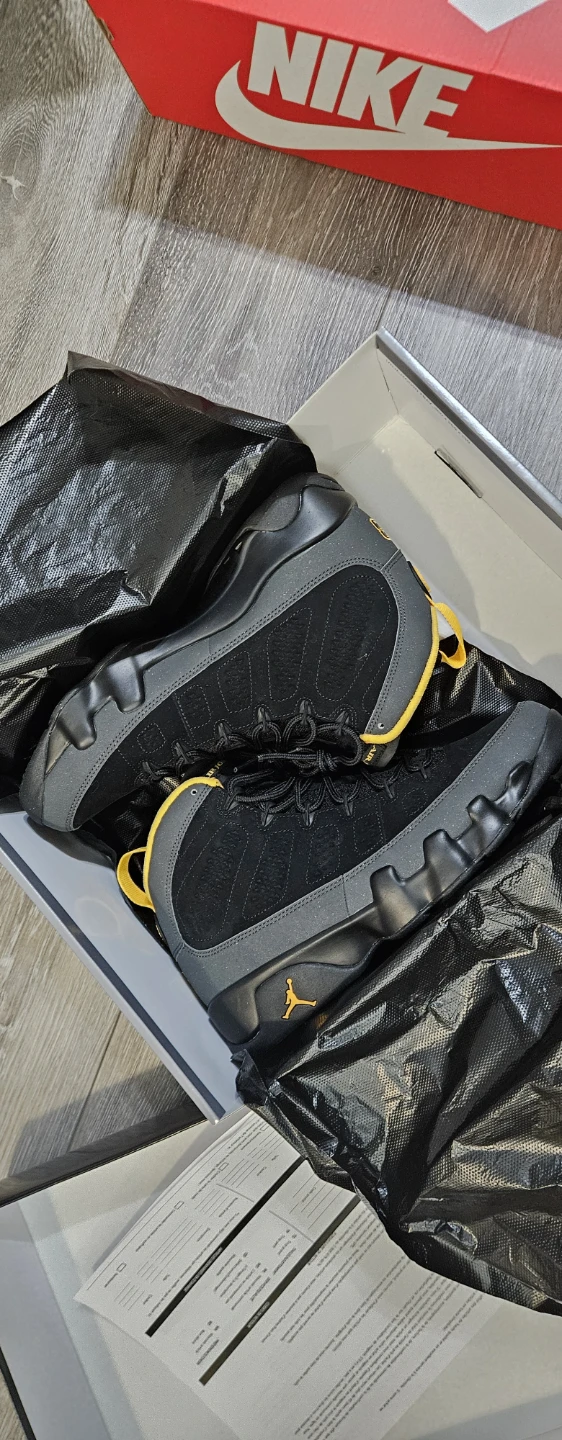 Air Jordan 9 Retro black/university gold
