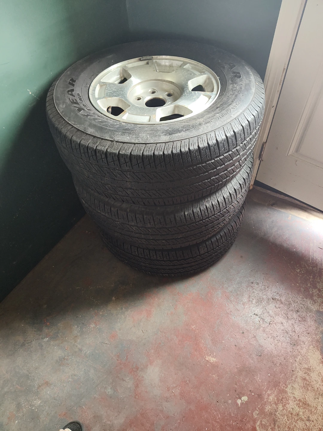 2018 Chevrolet Suburban used tires (3) no caps - photo 2