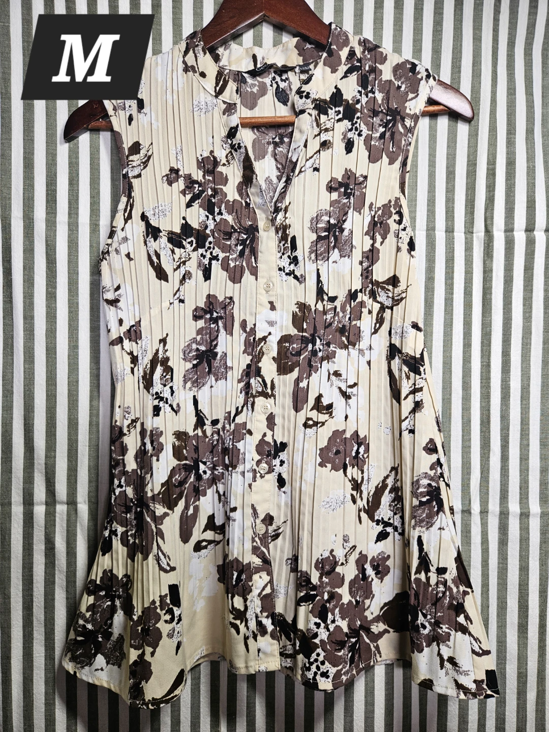 Women's Sleeveless Floral Pleated Blouse - Size M
