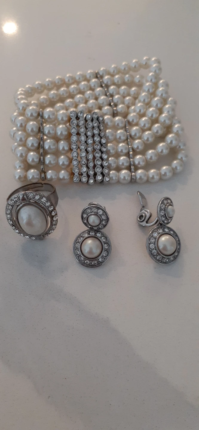 Gorgeous pearl and diamond set