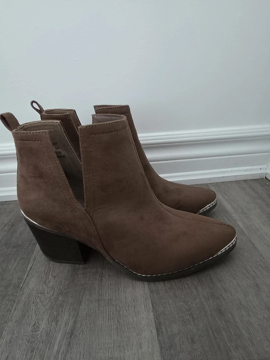 Brand new Journee Women's Issla Pull On Stacked Heel Booties
