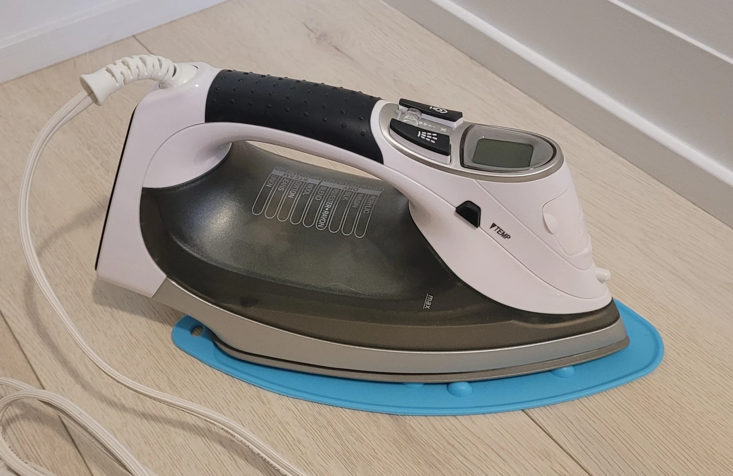 BEAUTURAL Steam Iron - photo 4