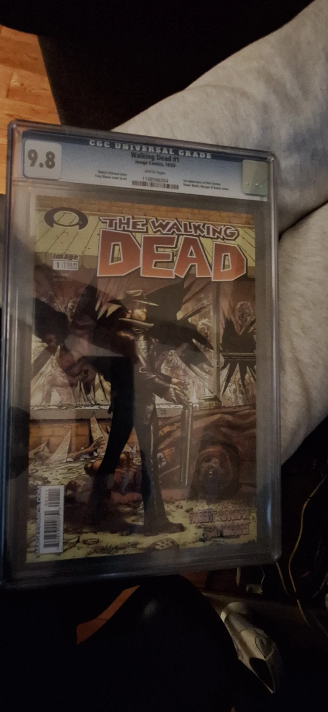 The Walking Dead #1 CGC Universal Grade 9.8 - photo 2