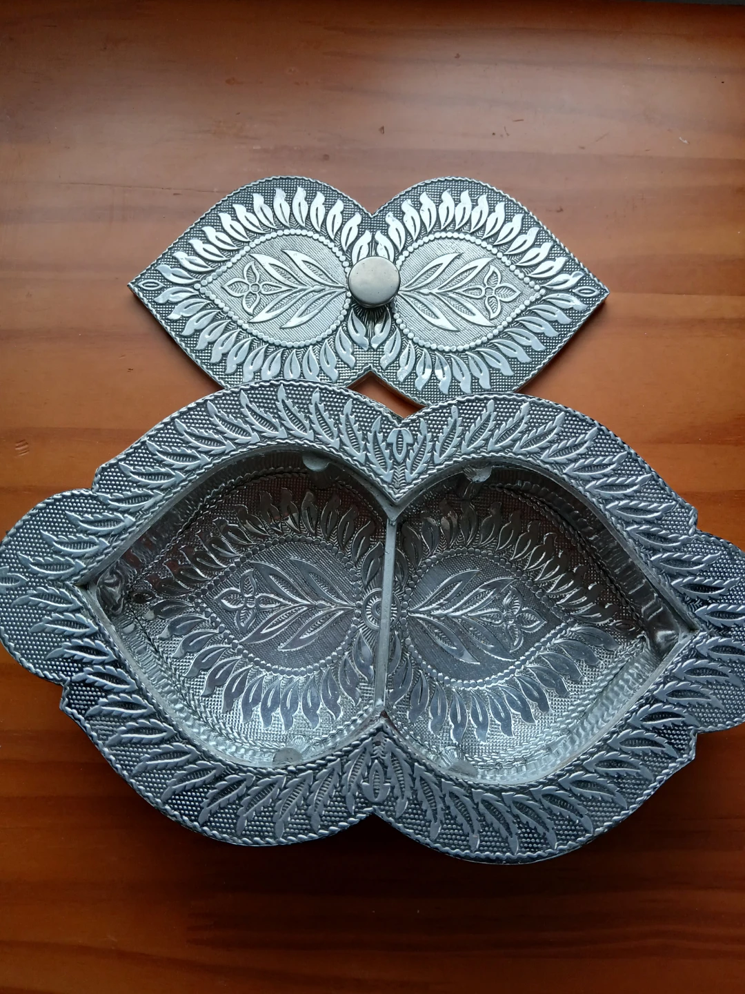Ornate metal look tray - photo 2