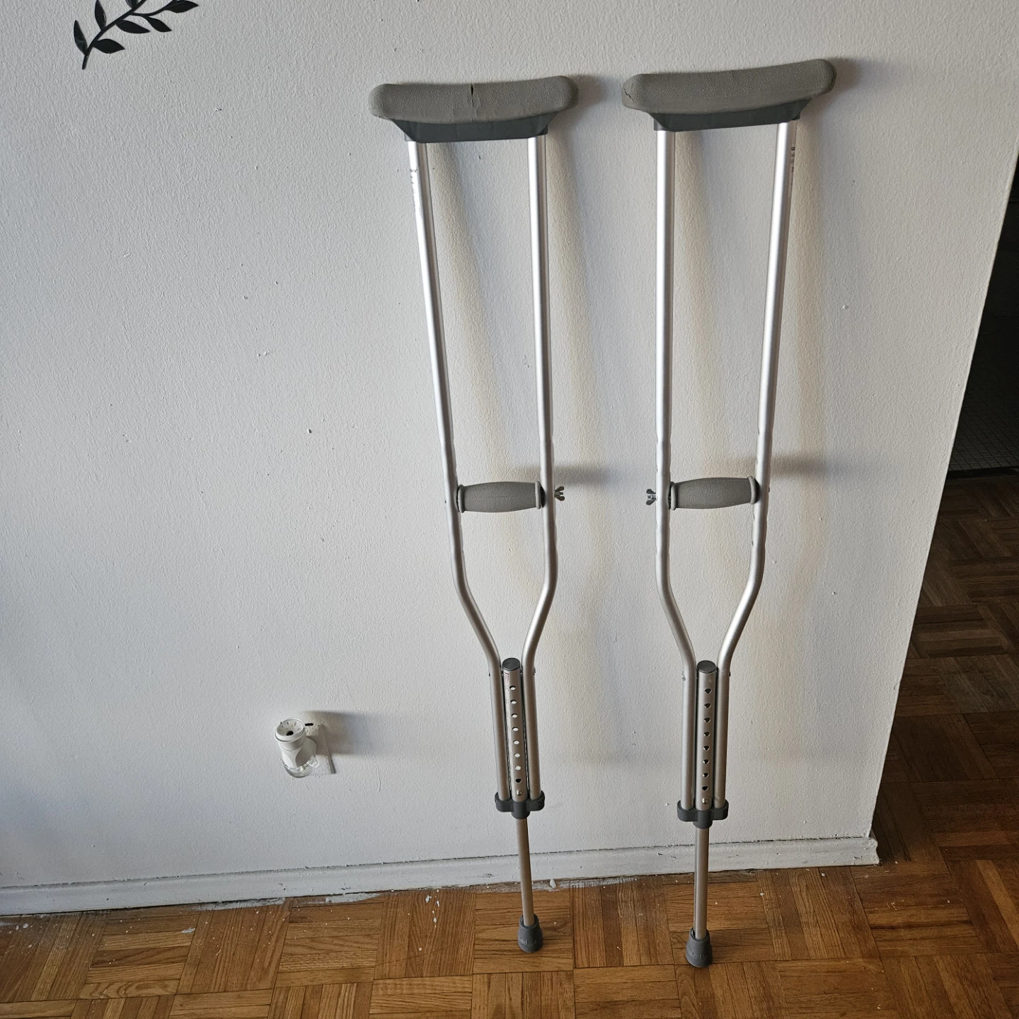 Adjustable Aluminum Crutches