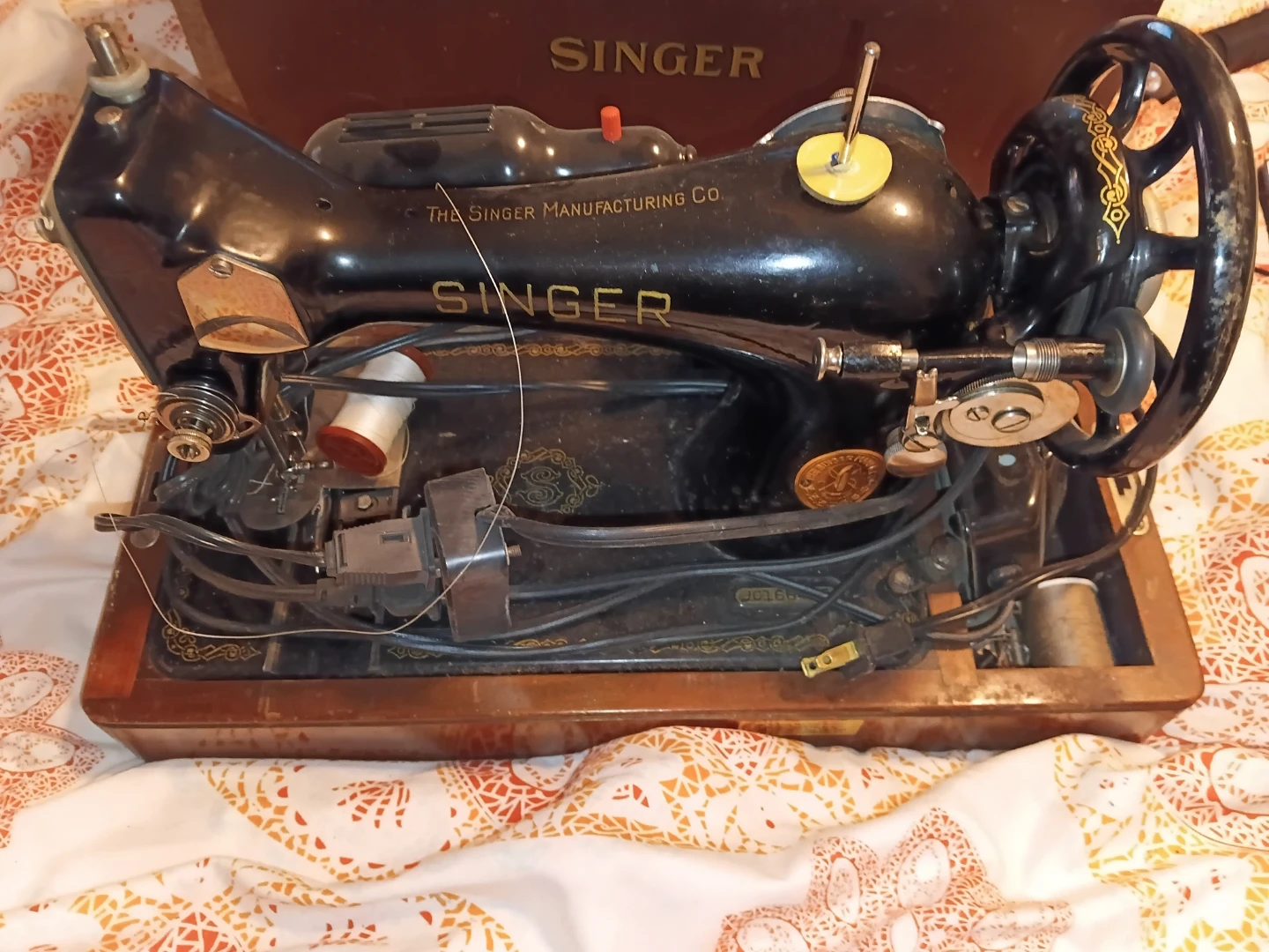 Vintage Singer Sewing Machine with Case