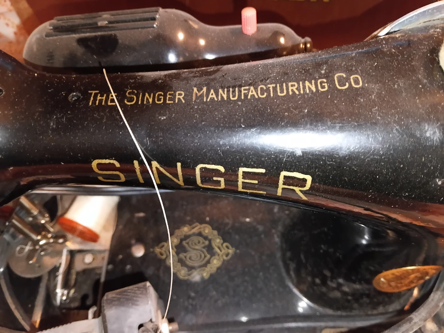 Vintage Singer Sewing Machine with Case - photo 2