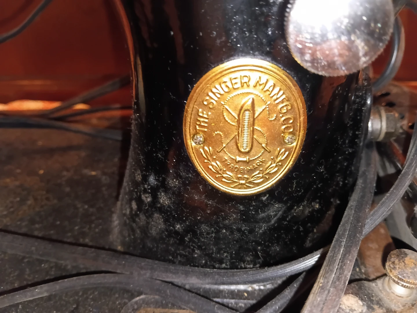 Vintage Singer Sewing Machine with Case - photo 3