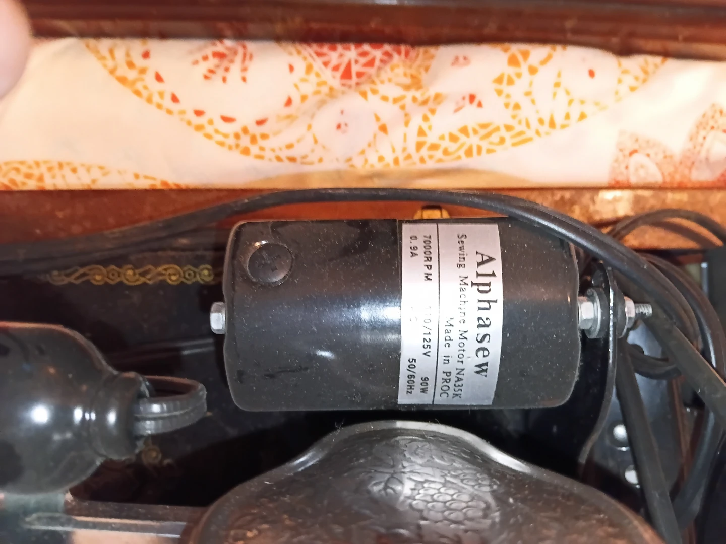 Vintage Singer Sewing Machine with Case - photo 4