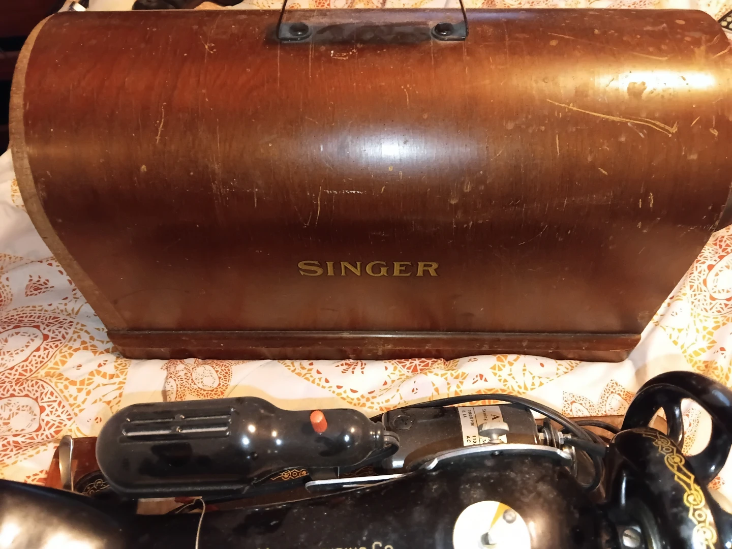 Vintage Singer Sewing Machine with Case - photo 5