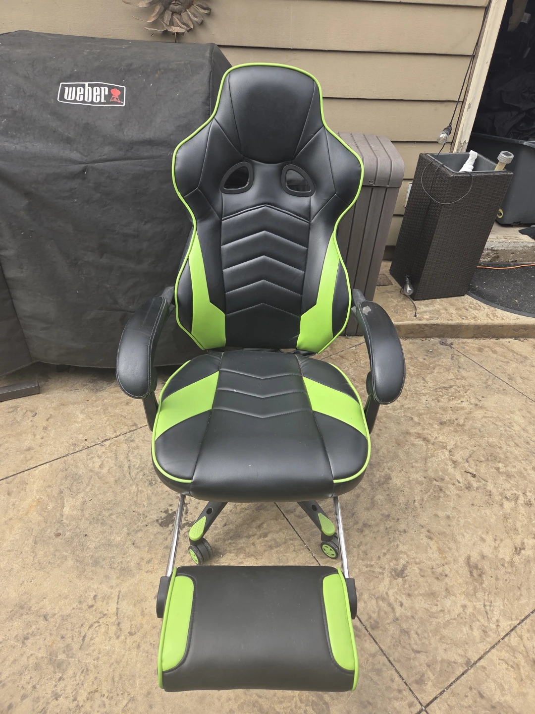 Gaming Chair with Retractable Footrest
