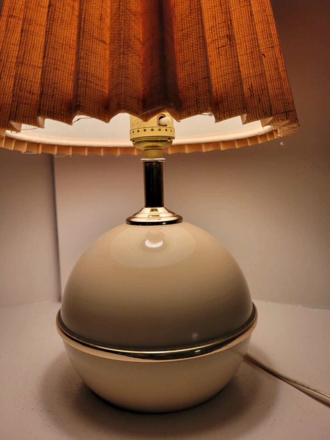 Vintage Mid Century Cream & Gold Table Lamp with Pleated Shade - photo 3