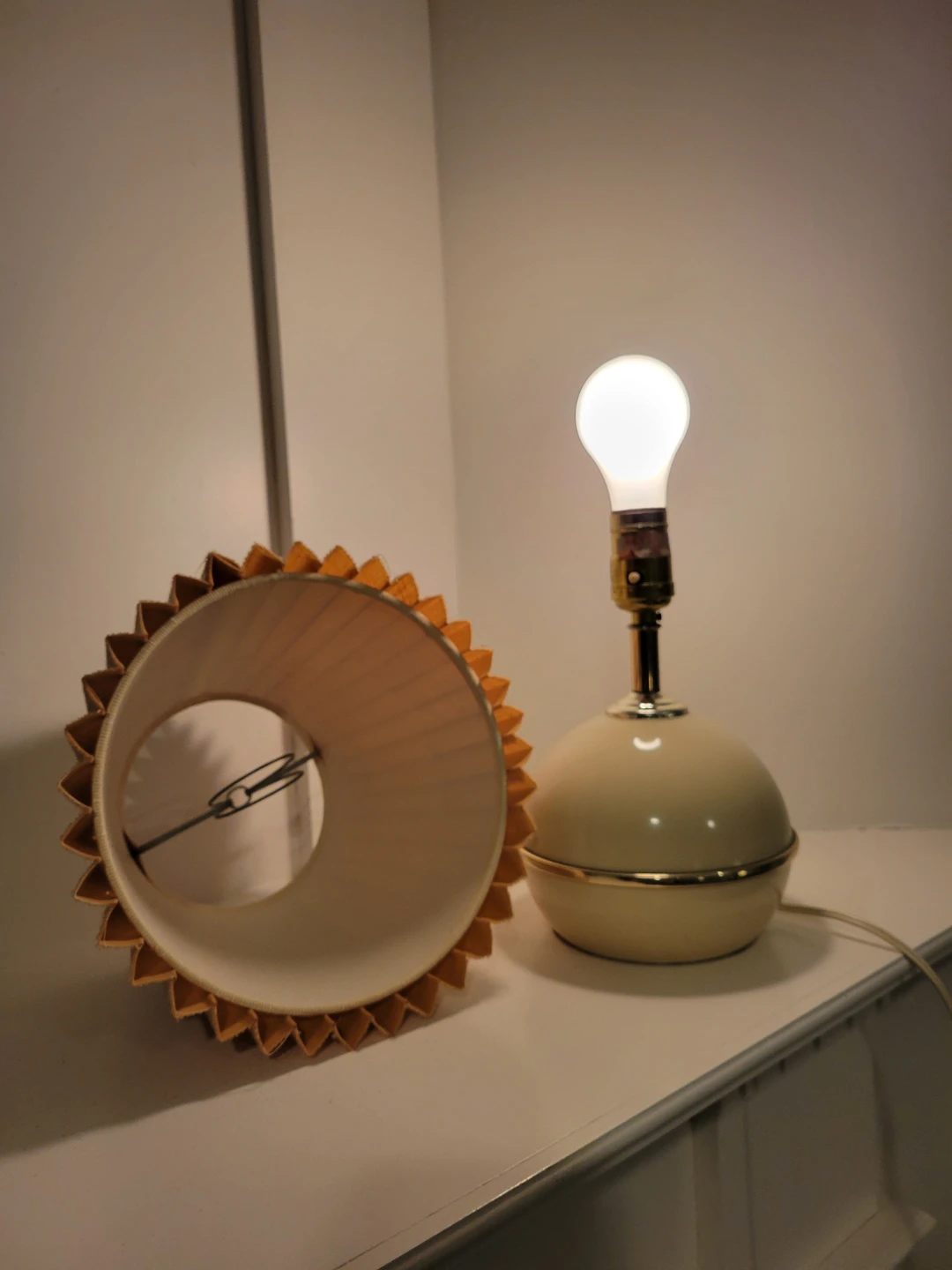 Vintage Mid Century Cream & Gold Table Lamp with Pleated Shade - photo 5
