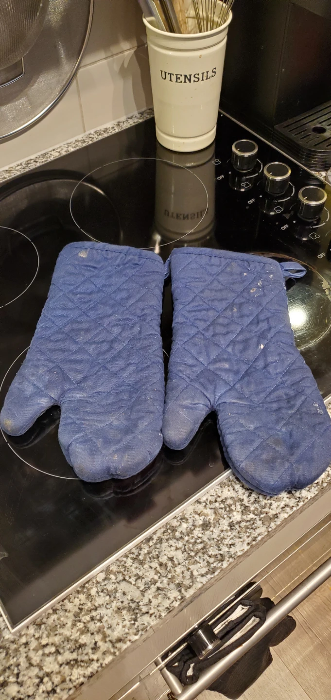 Free Oven Mitts - Used but good condition - photo 2