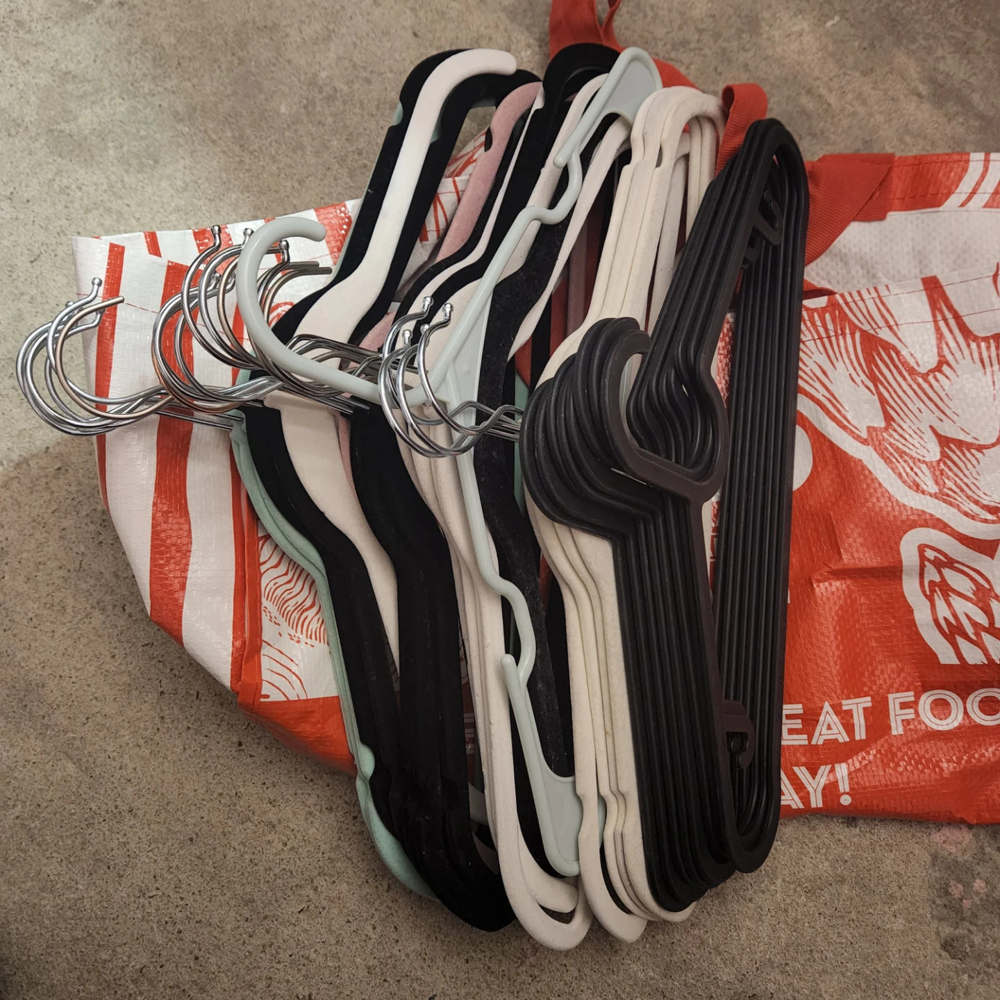Mixed Lot of 10 Non-Slip Velvet Hangers - photo 2