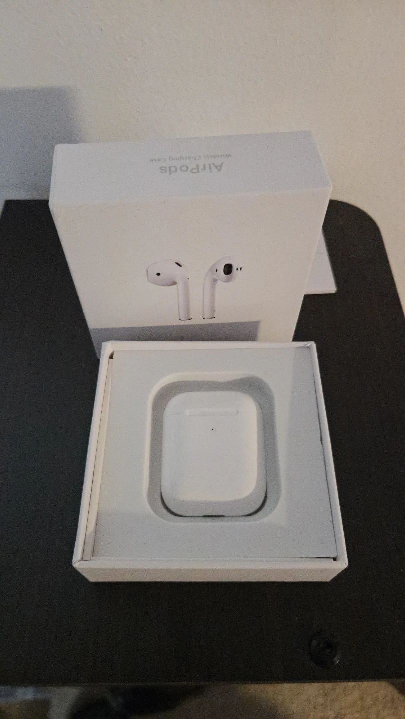 Apple AirPods with Wireless Charging Case