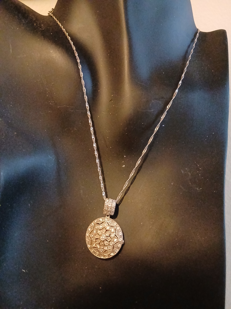 Silver Locket Necklace with Intricate Design - photo 2