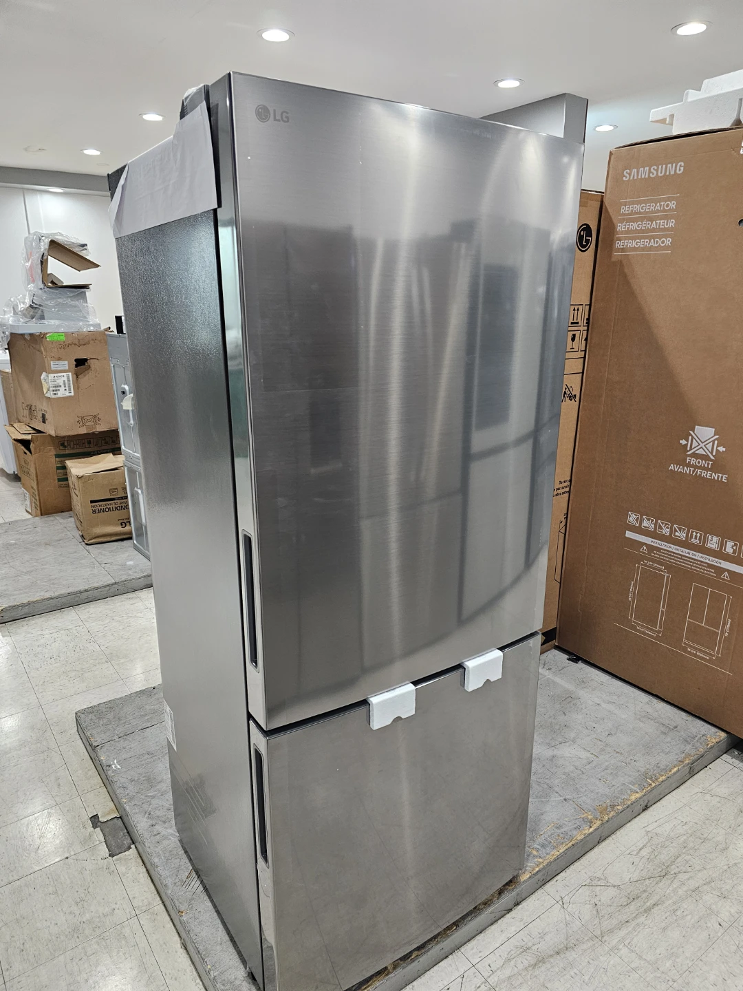 New LG 28in Stainless steel bottom freezer refrigerator