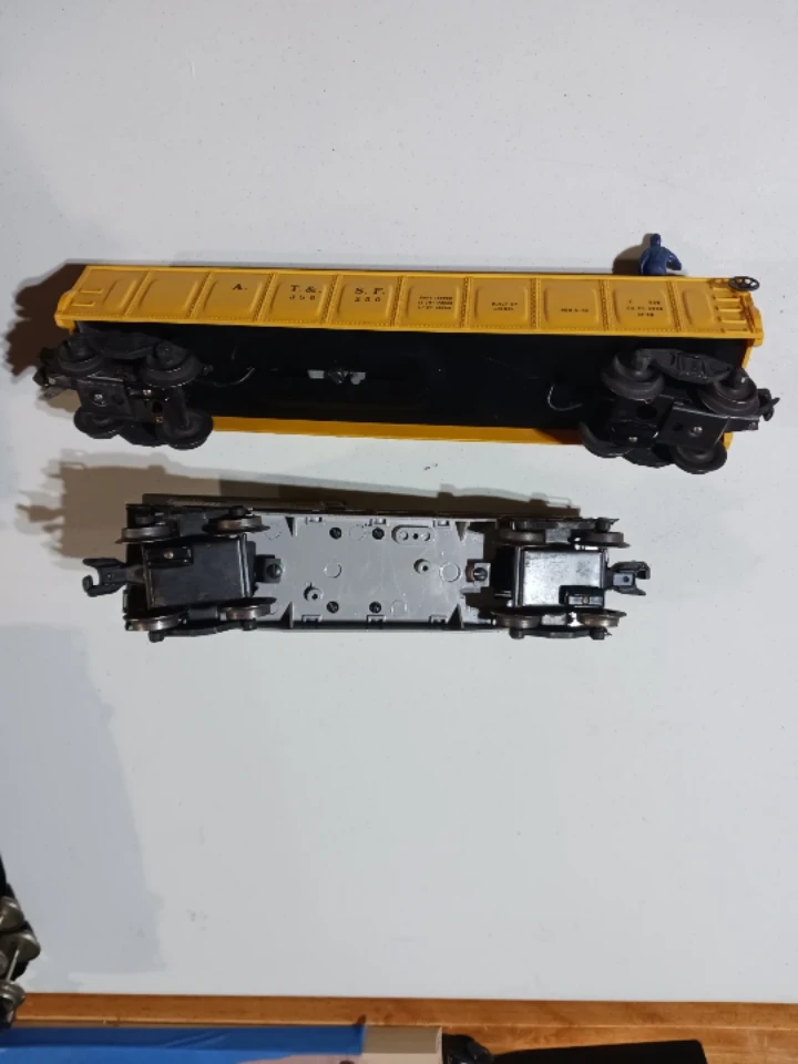 Lionel Lines D.L.&W. 2410 Train Car and Yellow Boxcar - photo 2