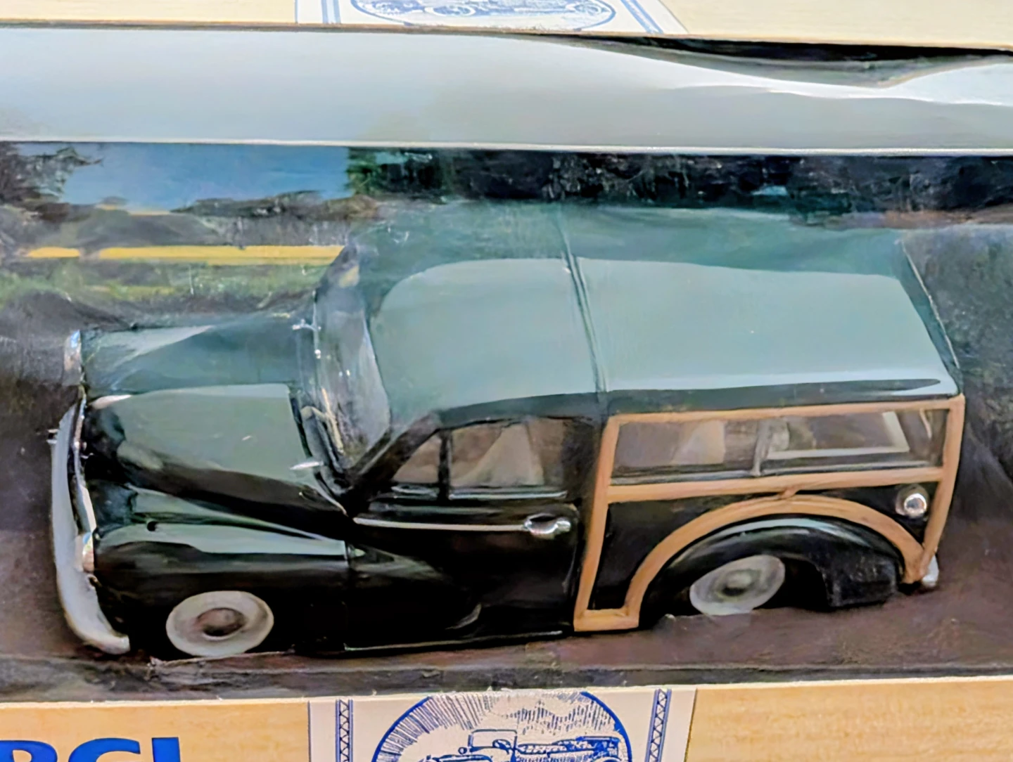 Corgi Morris Minor Traveller Diecast Model Car - 1/43 scale - photo 2