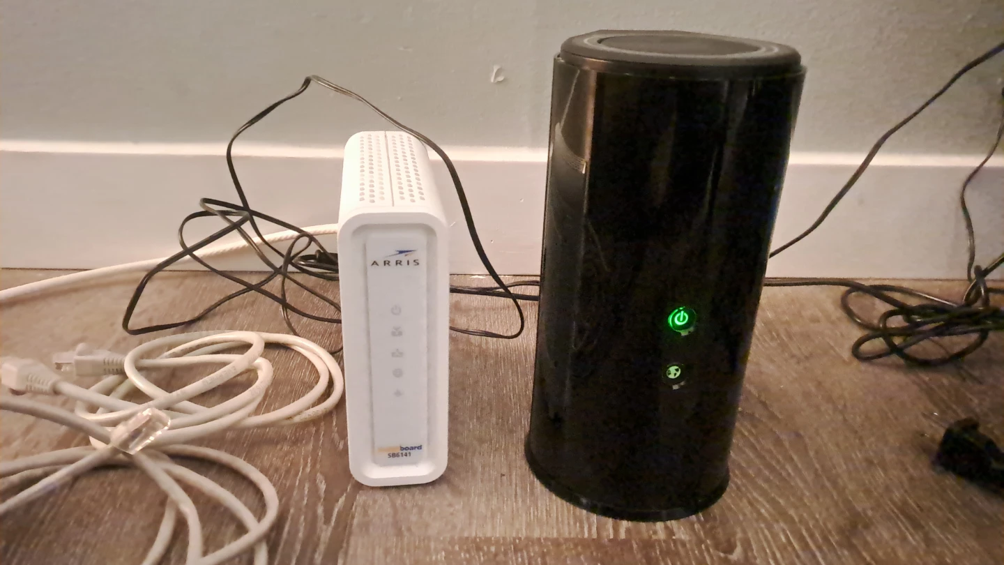 ARRIS SURFboard SB6141 DOCSIS 3.0 Modem&DLink Wireless Router