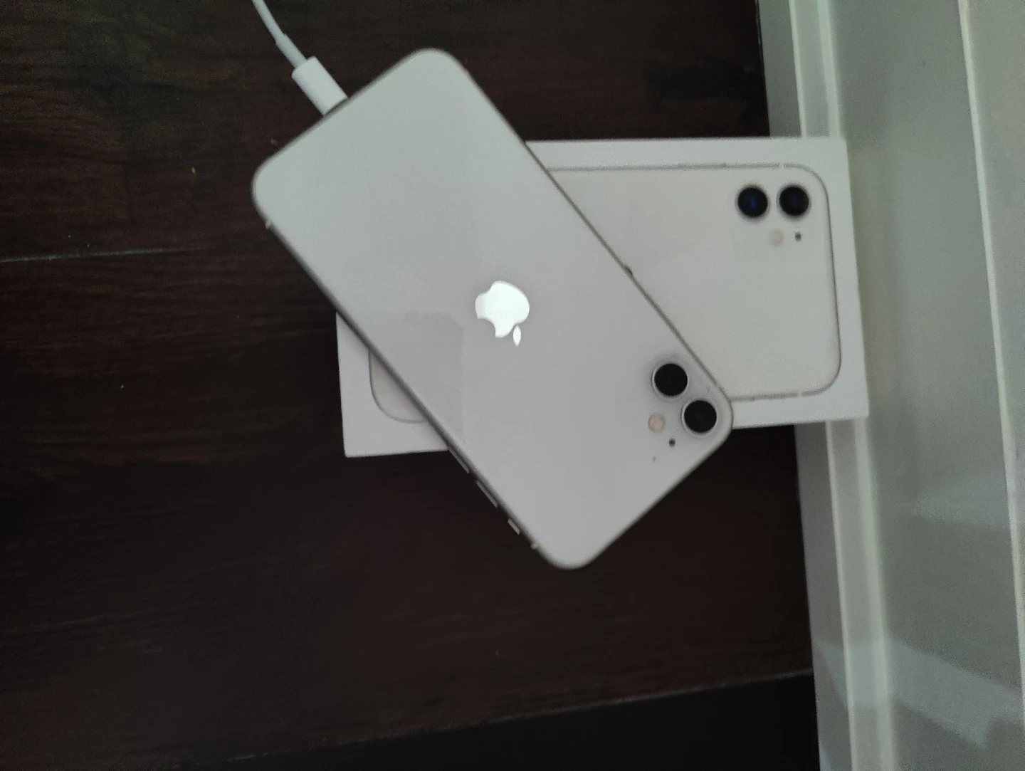 Apple iPhone 11 - White with a broken screen - photo 2