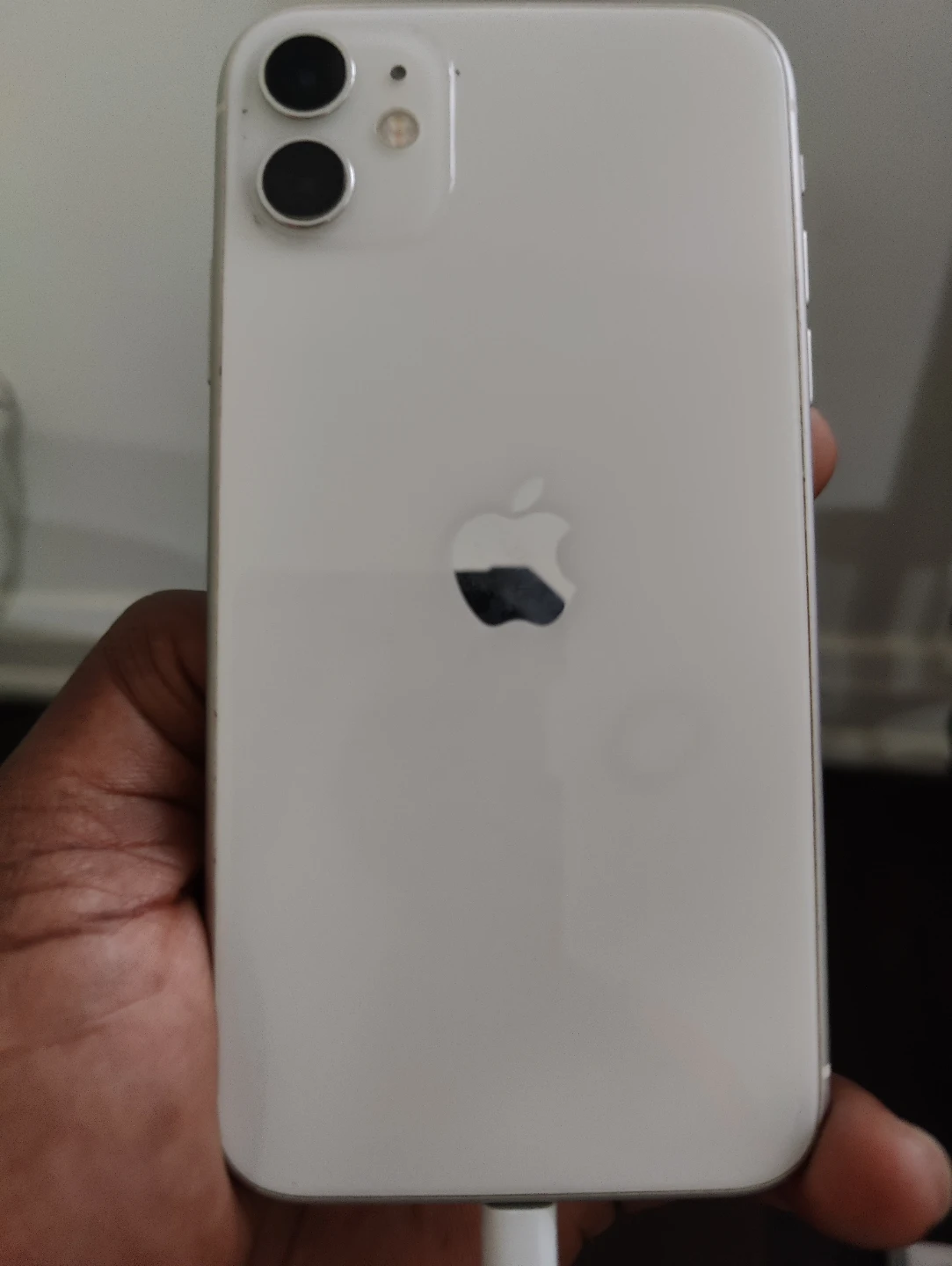 Apple iPhone 11 - White with a broken screen - photo 3