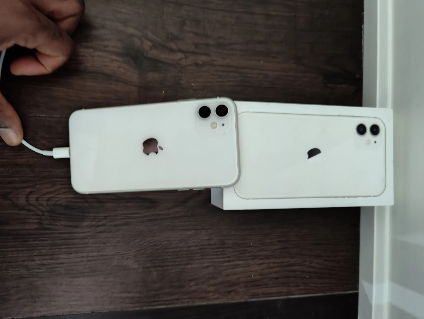 Apple iPhone 11 - White with a broken screen - photo 5