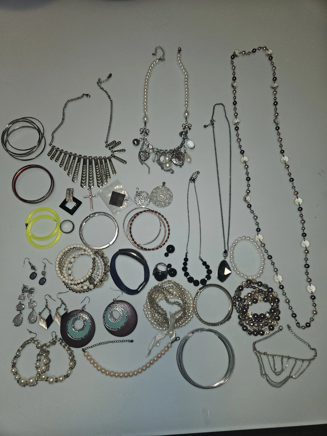 MOVING SALE!-  Assorted Jewellery Lot - photo 2