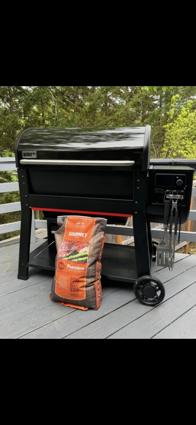 Weber Searwood 600 XL" Smart BBQ with griddle attachment