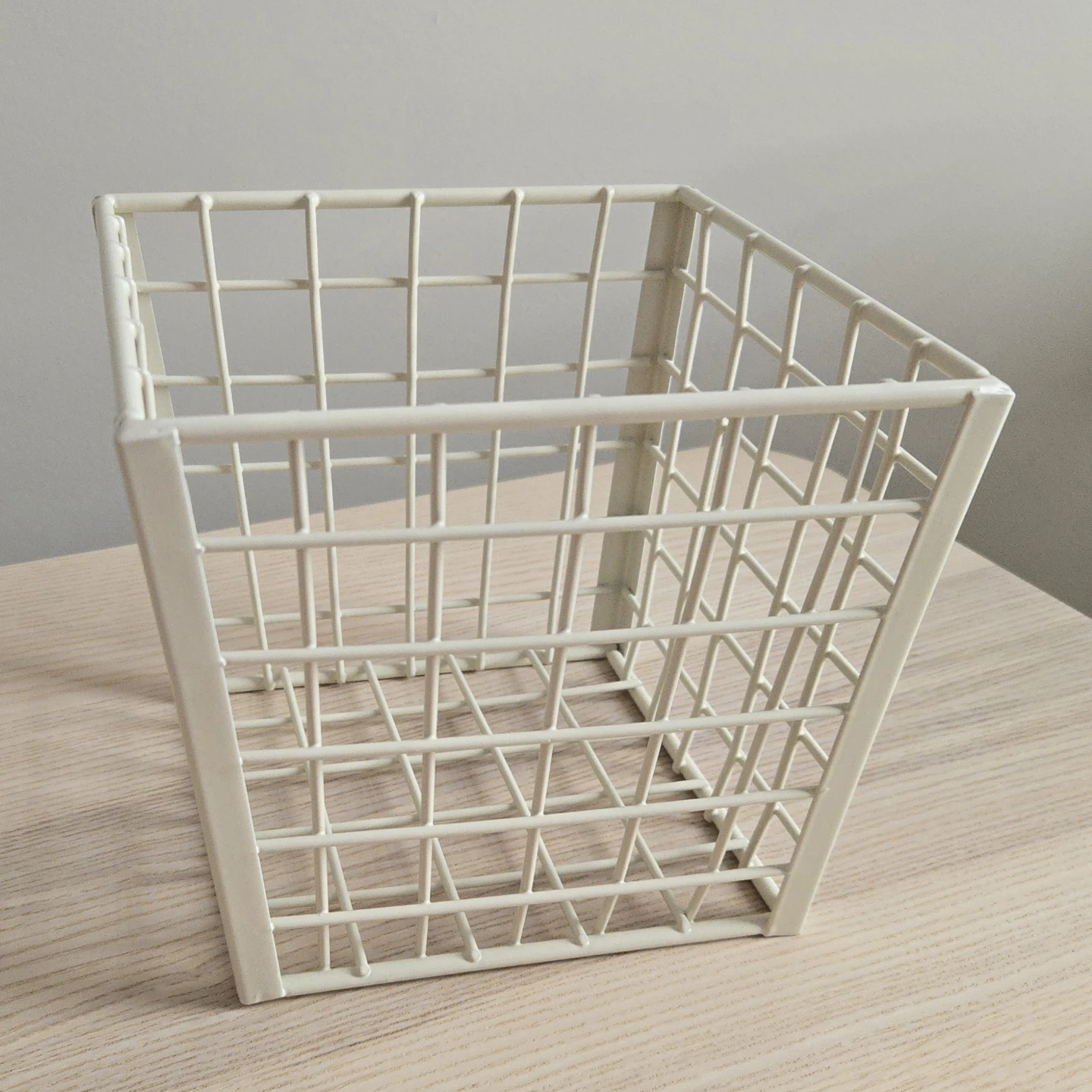 7 Beautiful Cream Colored Heavy Wired Baskets - photo 3