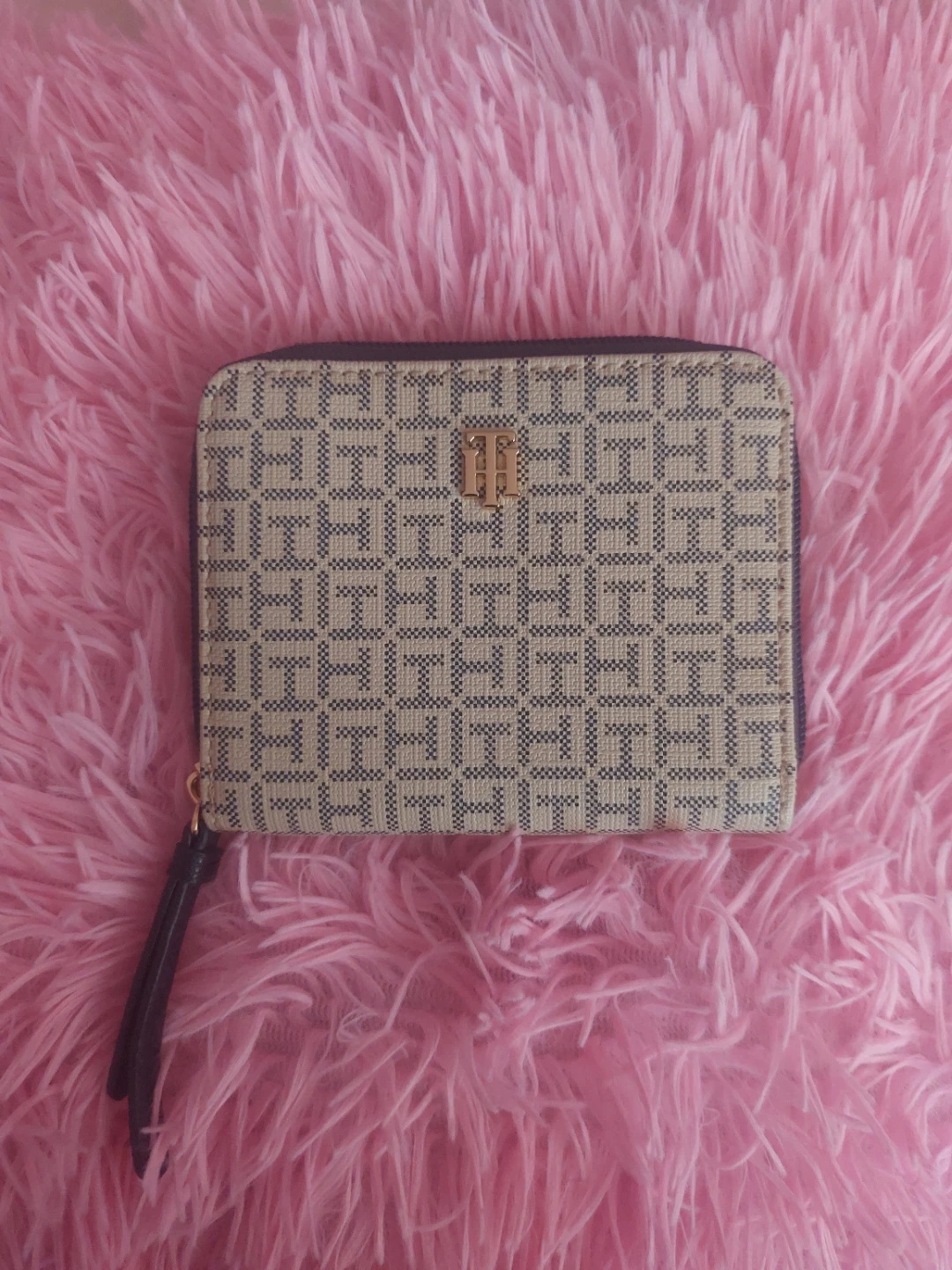 ♡. Tommy Hilfiger Wallet
