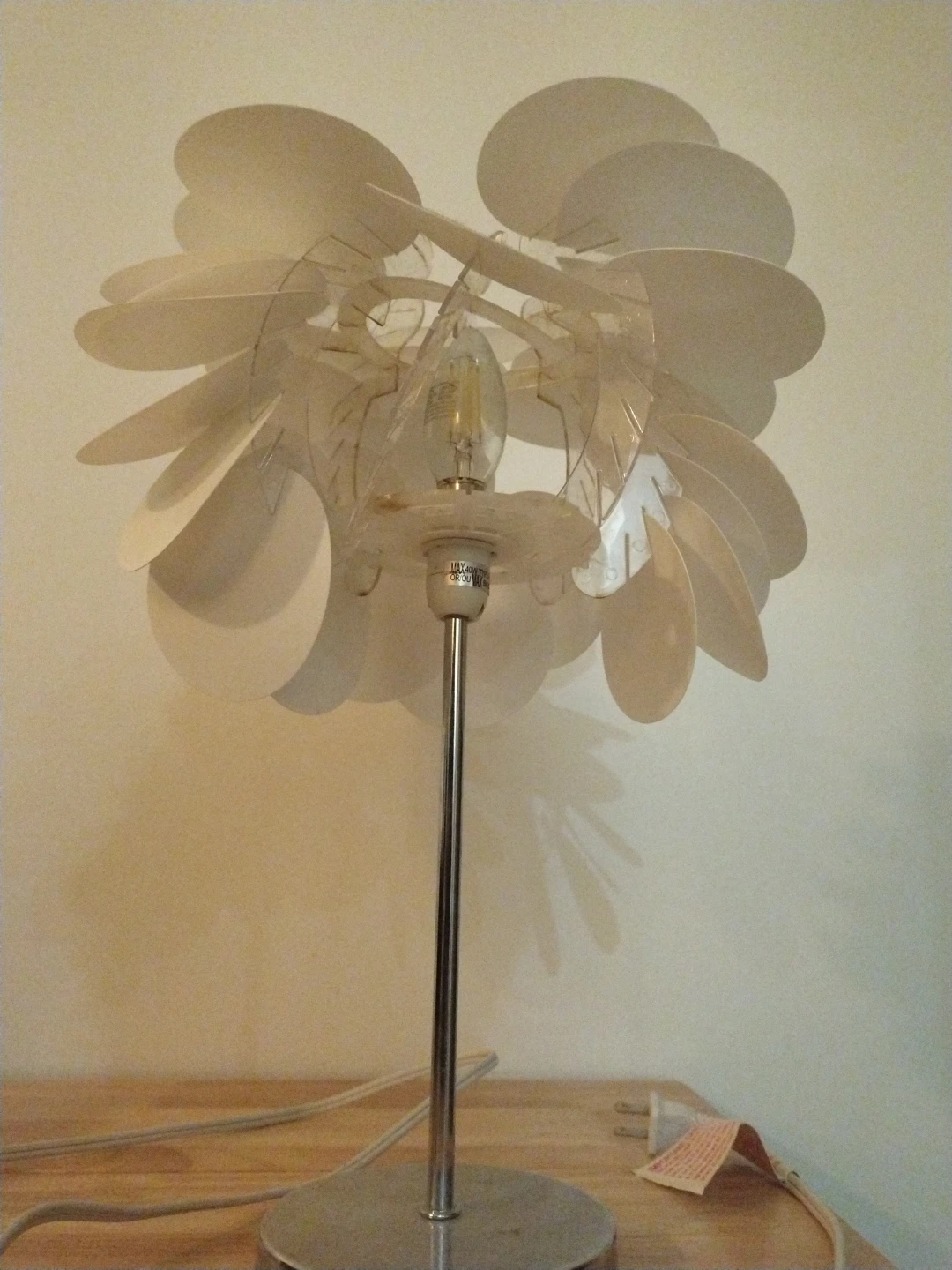 White Petal Table Lamp - photo 2