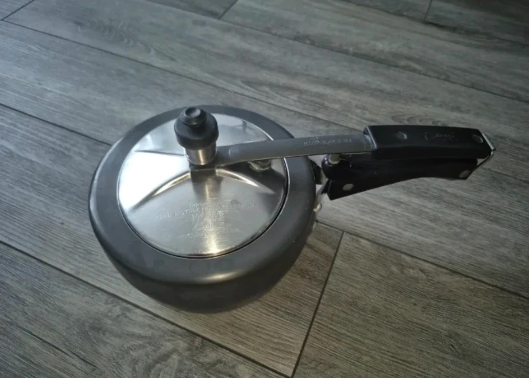 Small pressure cooker with lid, works perfectly. - photo 2
