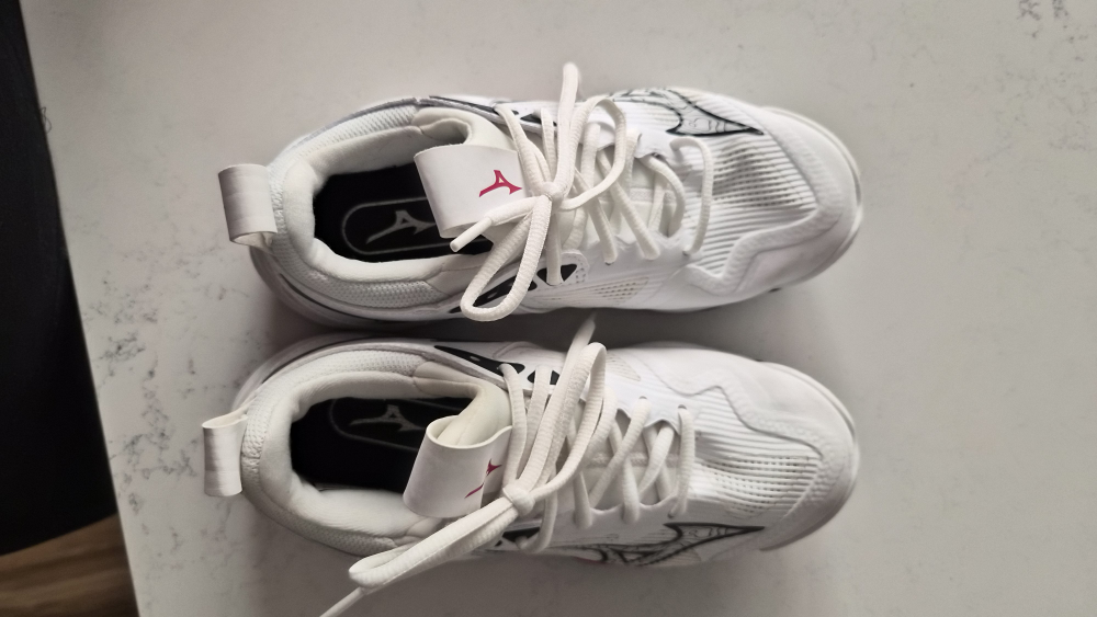 Volleyball Shoes Mizuno Wave Momentum 3 Team Canada W size 6