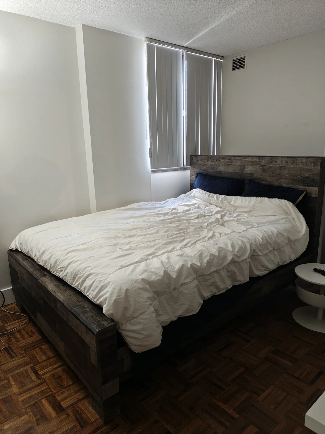 Dereksen Panel Bed and box spring (queen) - photo 2