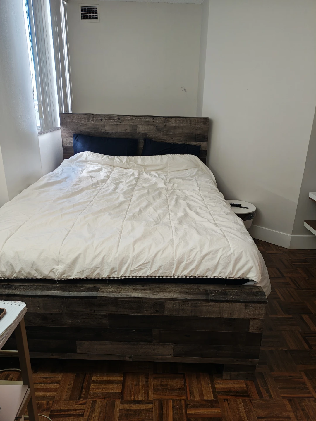 Dereksen Panel Bed and box spring (queen) - photo 3